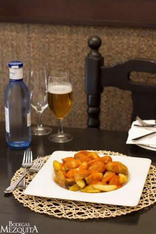Bodegas-Mezquita-restaurantes-gastronomia-Cordoba-Patatas bravas a nuestra manera con salsa MUY BRAVA