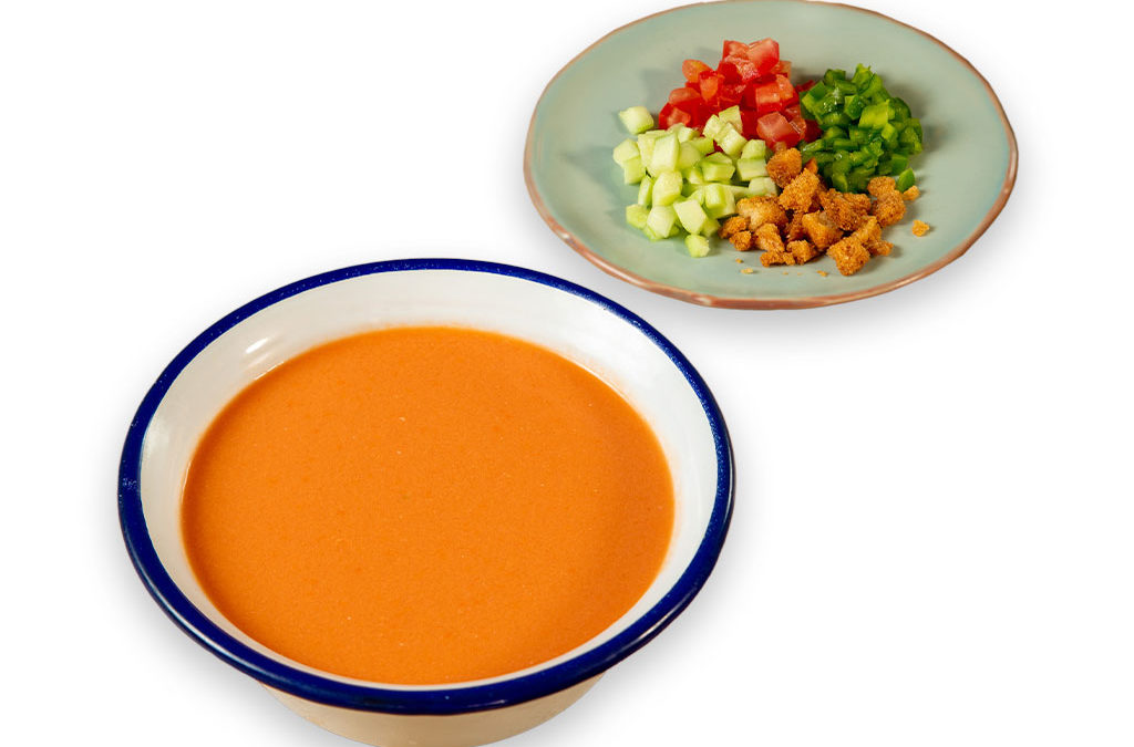 Gazpacho Andaluz con su guarnición de tomate, pepino, pimiento y pan frito