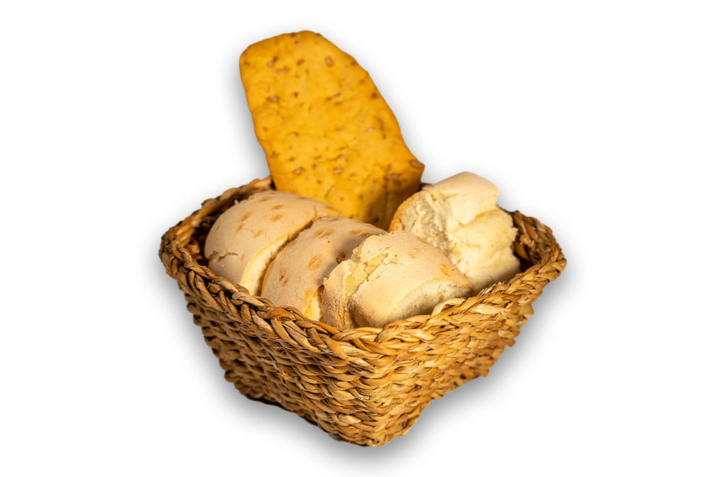 Canasta de pan de pueblo con regañá