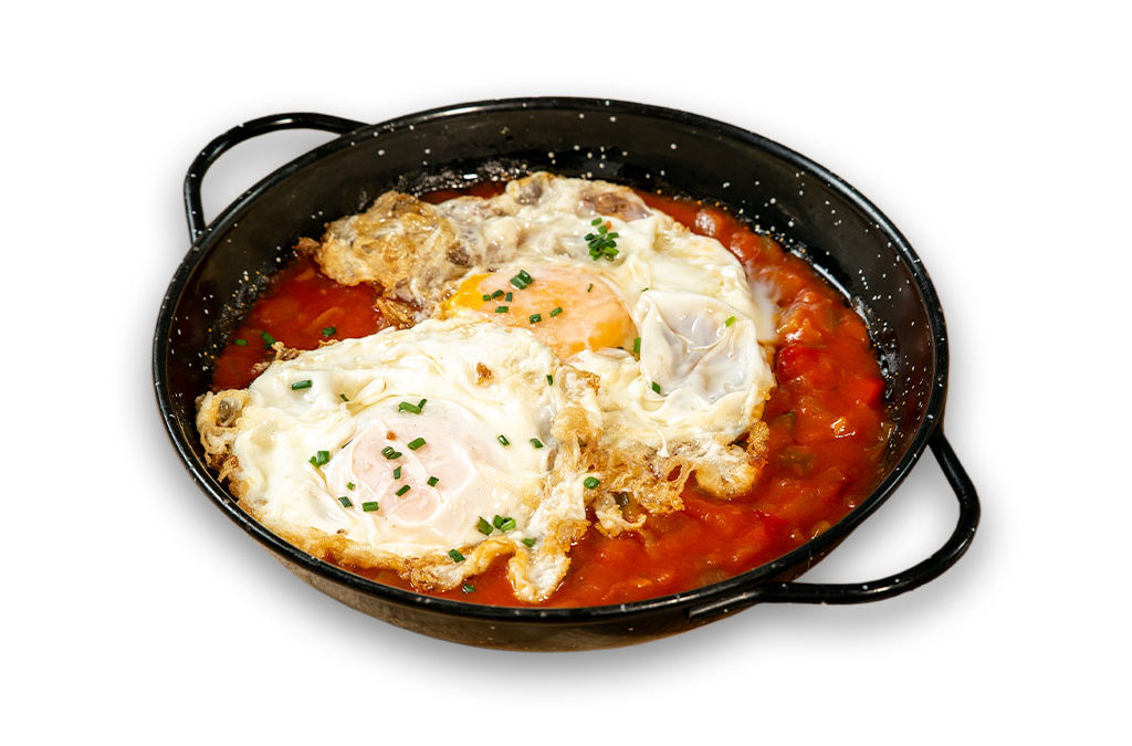 Sartenada de pisto tradicional cordobés con huevos fritos