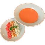Gazpacho andaluz con guarnicion de melon y sandia