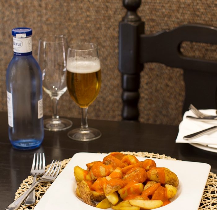 Receta: Patatas Bravas confitadas, salsa de tomate picante y alioli