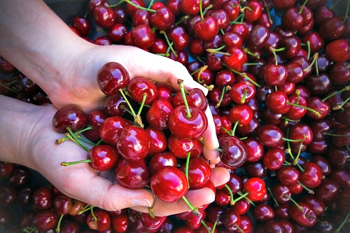 FRUTAS DE TEMPORADA: CEREZAS Y CIRUELAS.